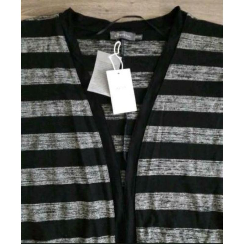 Nieuw ruim soepel vallend Geisha vest. Zwart met grijze stre