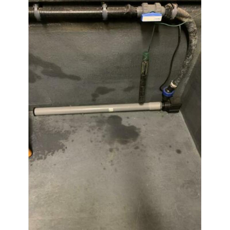 Polyesterbak met afvoer,pomp,filterinstalatie,enz