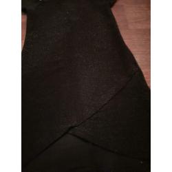 Zwarte glitter jurk, open schouder. Maat 134-140