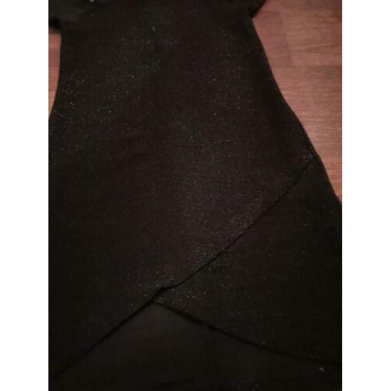 Zwarte glitter jurk, open schouder. Maat 134-140