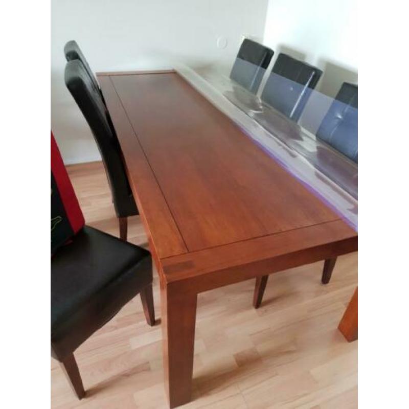 Ruime houten eettafel met stoelen