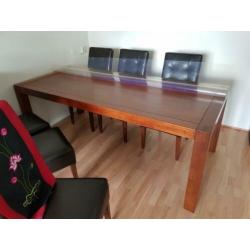 Ruime houten eettafel met stoelen