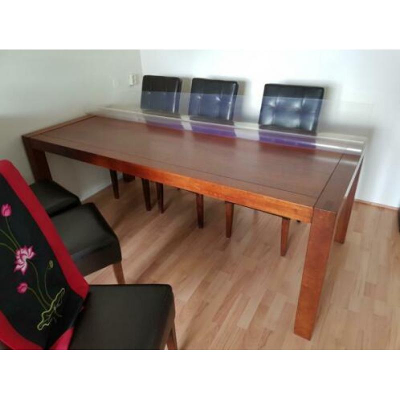 Ruime houten eettafel met stoelen