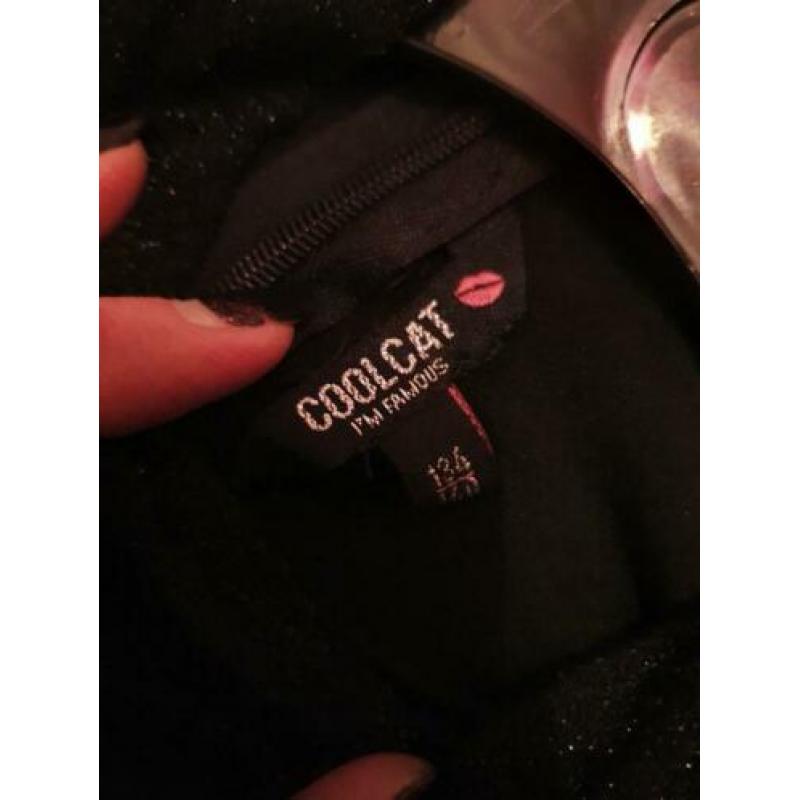 Zwarte glitter jurk, open schouder. Maat 134-140