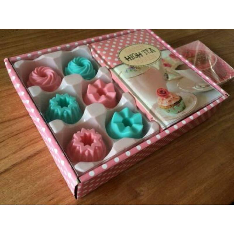 Setje cupcake-vormpjes+receptenboek+servetten HighTea