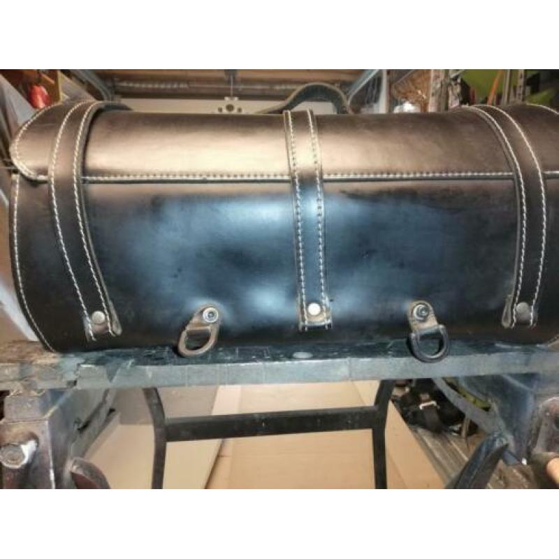 Unieke custom made lederen Suzuki intruder roltas