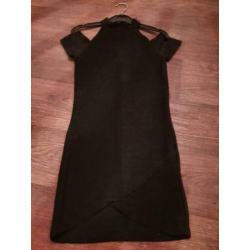 Zwarte glitter jurk, open schouder. Maat 134-140