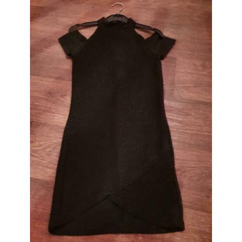 Zwarte glitter jurk, open schouder. Maat 134-140