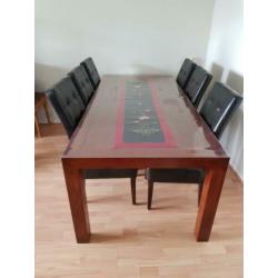 Ruime houten eettafel met stoelen