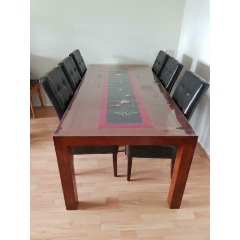 Ruime houten eettafel met stoelen