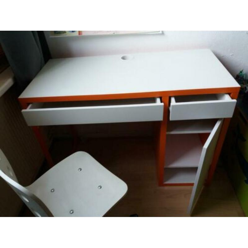 Vrolijk IKEA kinderbureau met bureaustoel