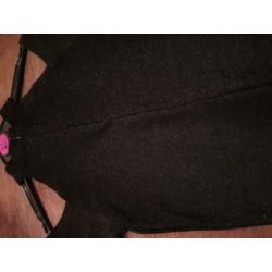 Zwarte glitter jurk, open schouder. Maat 134-140