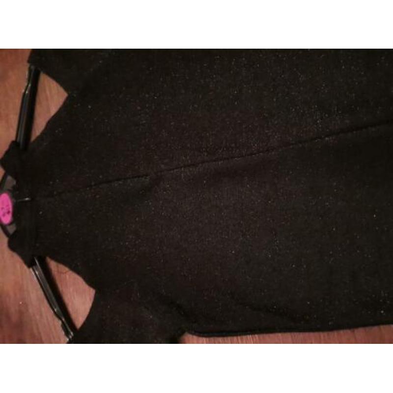 Zwarte glitter jurk, open schouder. Maat 134-140