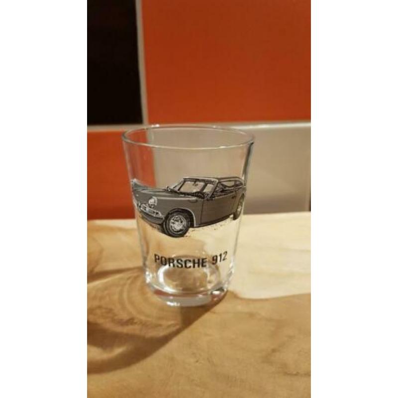 Vintage auto glazen mercedes porsche ferrari aston martin fo