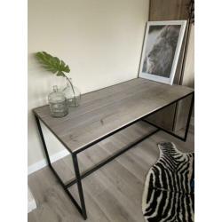 Eettafel van steigerhout met metalen frame
