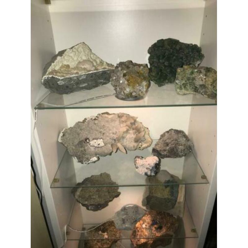 Kast 3 vol mineralen, verzameling.