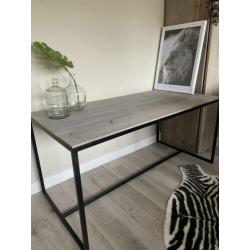 Eettafel van steigerhout met metalen frame