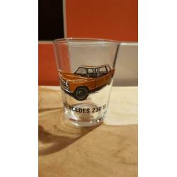 Vintage auto glazen mercedes porsche ferrari aston martin fo