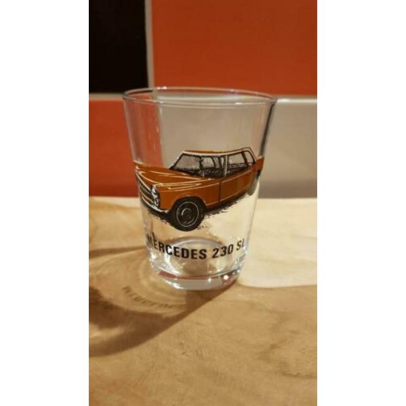 Vintage auto glazen mercedes porsche ferrari aston martin fo