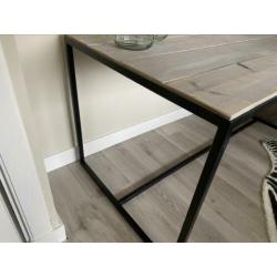 Eettafel van steigerhout met metalen frame