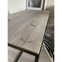Eettafel van steigerhout met metalen frame