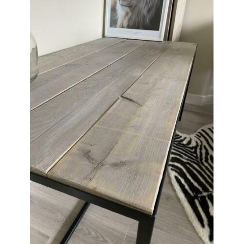 Eettafel van steigerhout met metalen frame