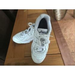 Mooie wit-leren dames-sportschoenen van Oasics maat 40.5