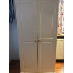 Leuke witte kast met planken