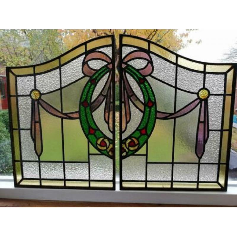 Twee glas in lood ramen, 39 cm breed, 45-54,5 cm hoog