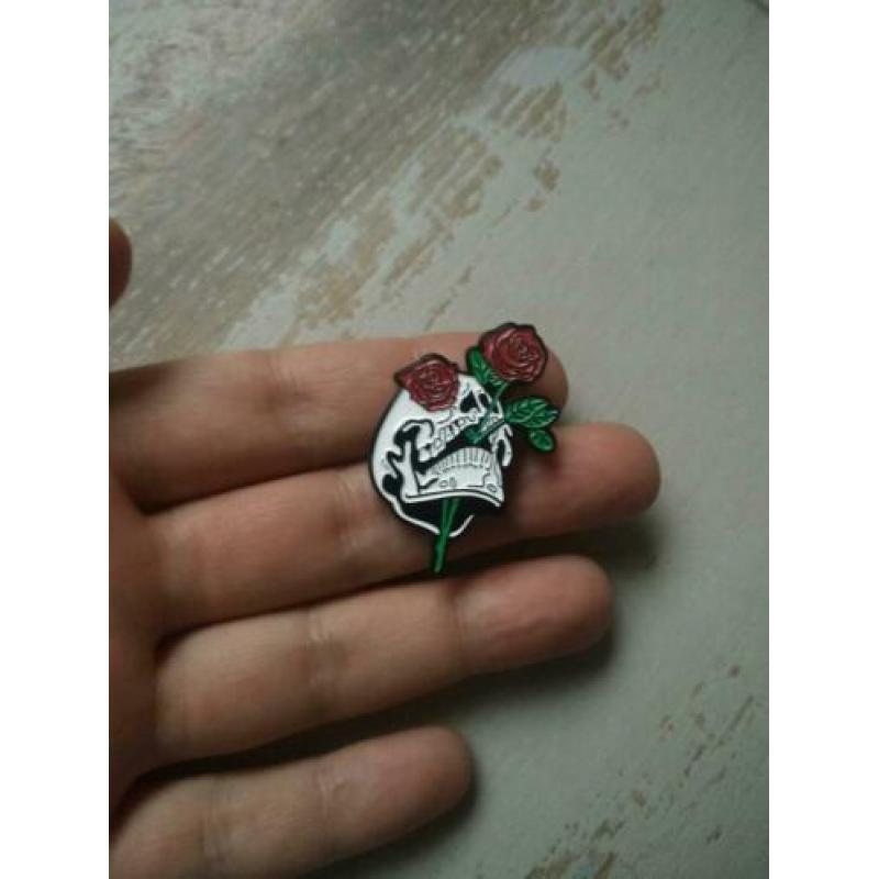 Doodshoofd met rozen pin broche NIEUW