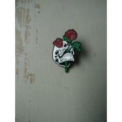 Doodshoofd met rozen pin broche NIEUW
