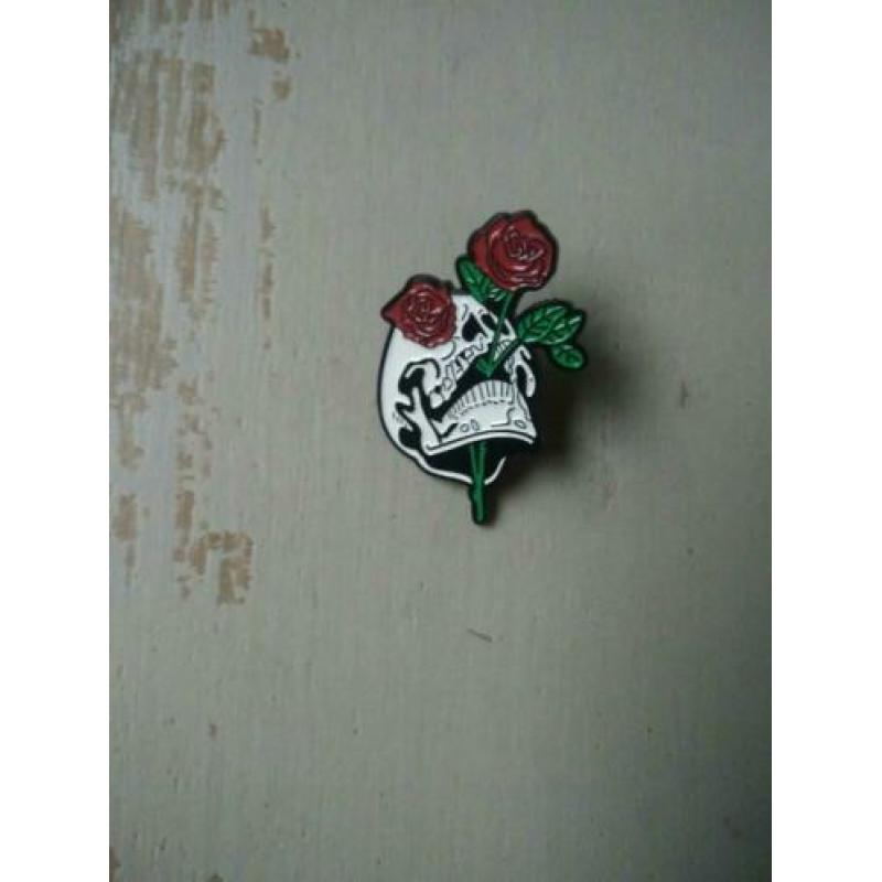 Doodshoofd met rozen pin broche NIEUW