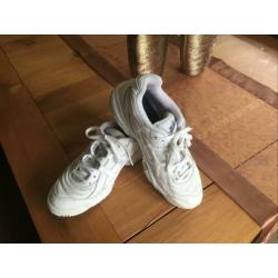 Mooie wit-leren dames-sportschoenen van Oasics maat 40.5
