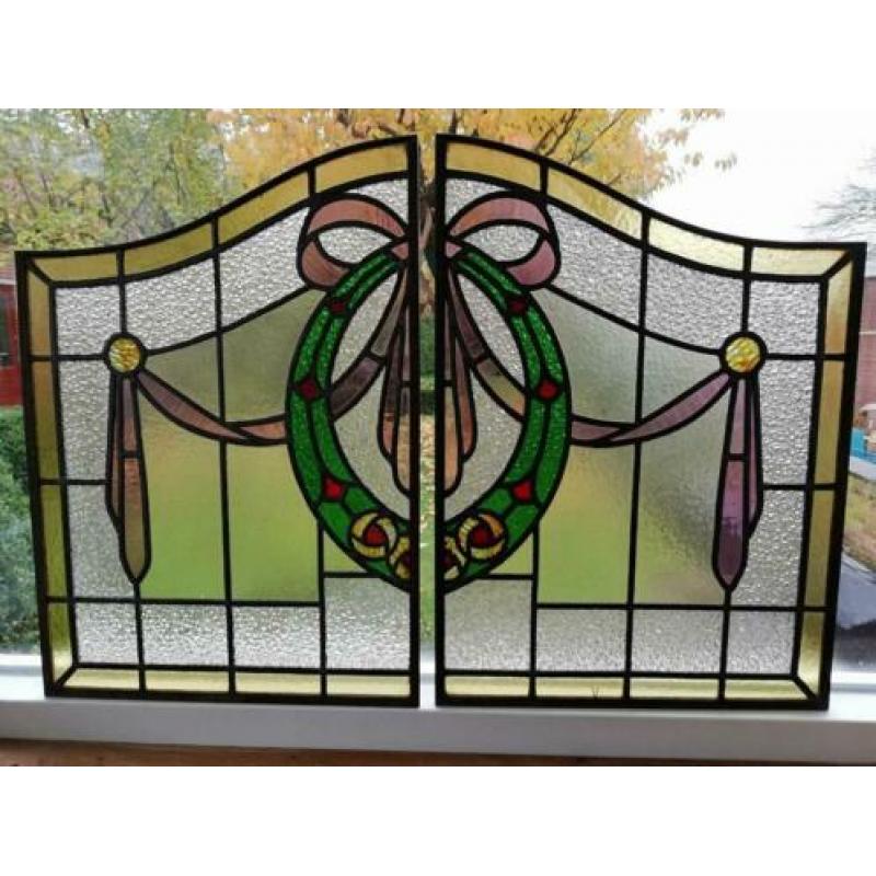 Twee glas in lood ramen, 39 cm breed, 45-54,5 cm hoog