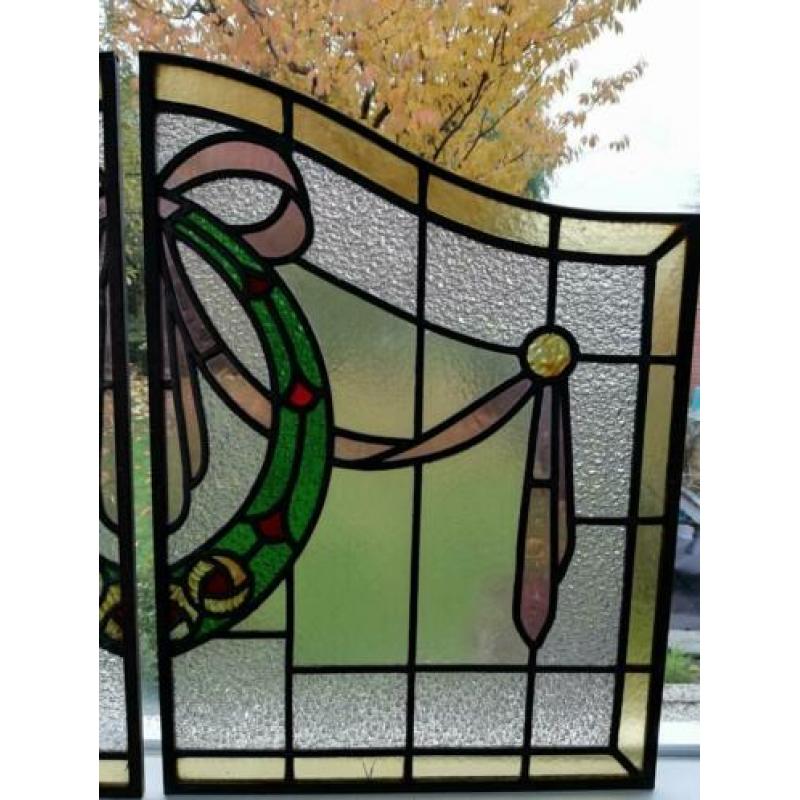 Twee glas in lood ramen, 39 cm breed, 45-54,5 cm hoog
