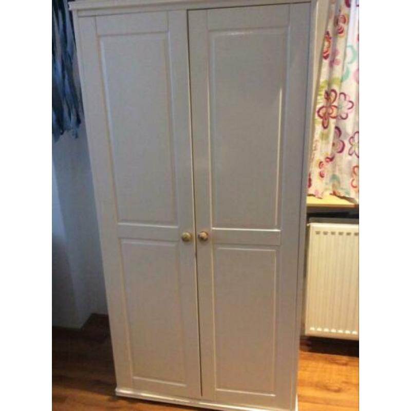 Leuke witte kast met planken