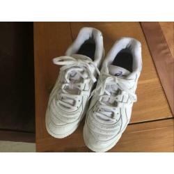 Mooie wit-leren dames-sportschoenen van Oasics maat 40.5