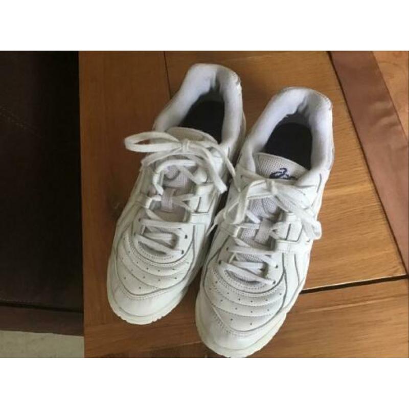 Mooie wit-leren dames-sportschoenen van Oasics maat 40.5