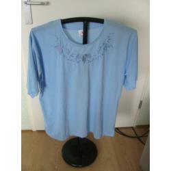 Prachtige blauwe shirt van Donna Bella maat XXL met mouwen..