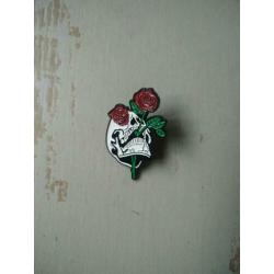 Doodshoofd met rozen pin broche NIEUW