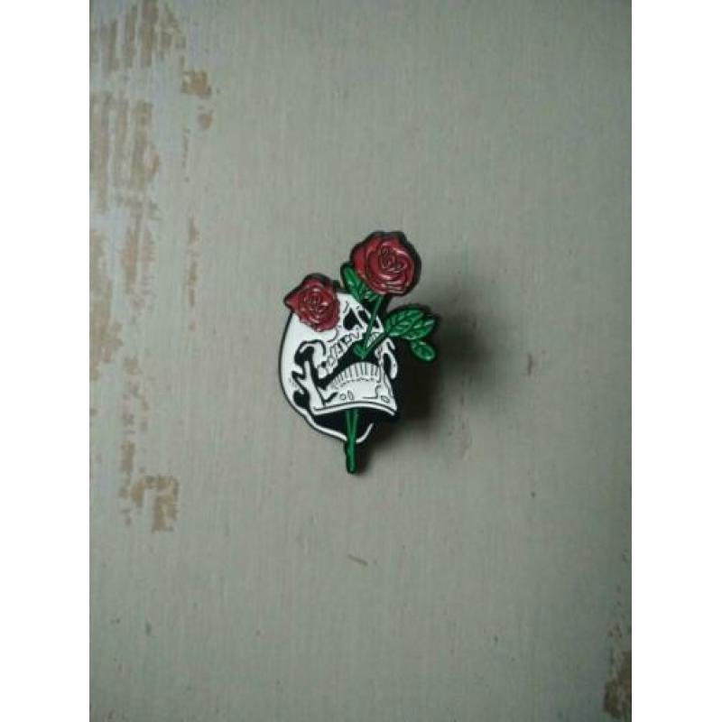 Doodshoofd met rozen pin broche NIEUW