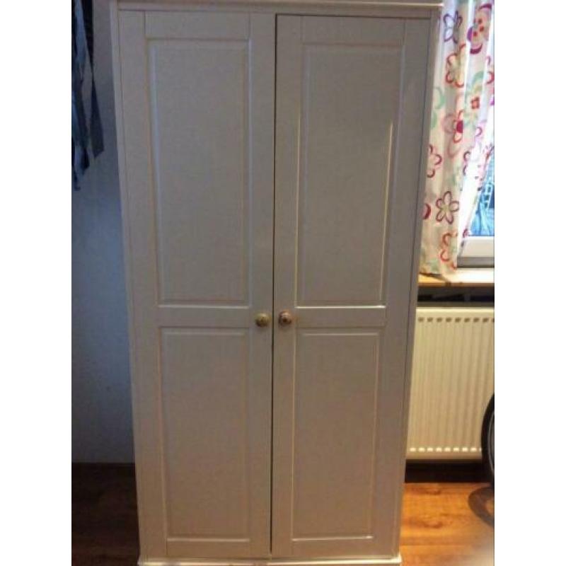 Leuke witte kast met planken