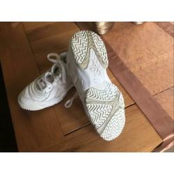 Mooie wit-leren dames-sportschoenen van Oasics maat 40.5