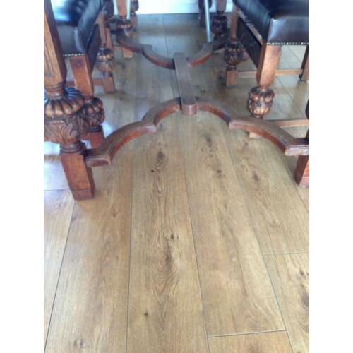 eettafel en stoelen