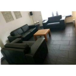 Zwart leren bankstel en love seats
