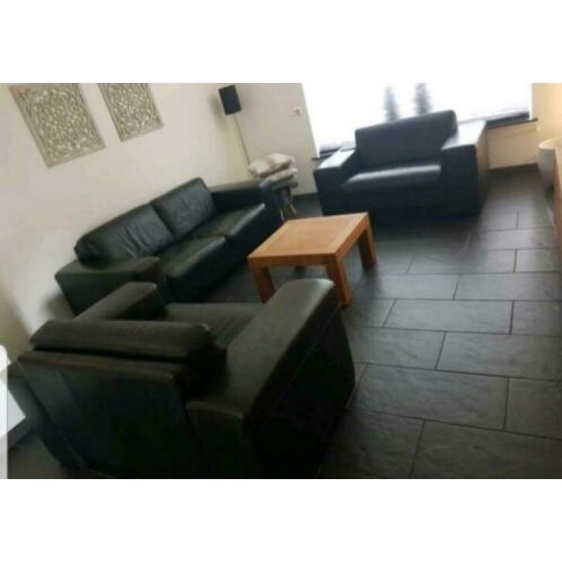 Zwart leren bankstel en love seats