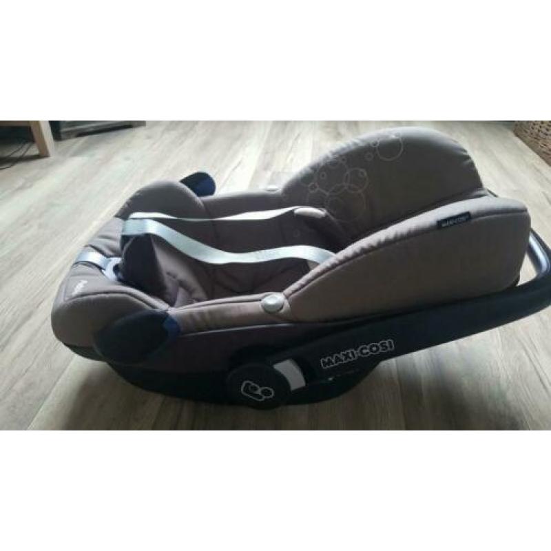 Nette Maxi Cosi Pebble walnut brown met veel extra's.