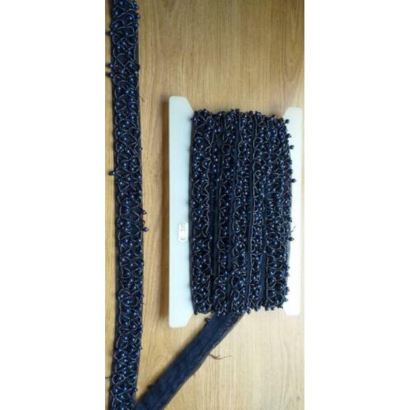 Donker blauw/ richting paars kant met kraaltjes 5 meter