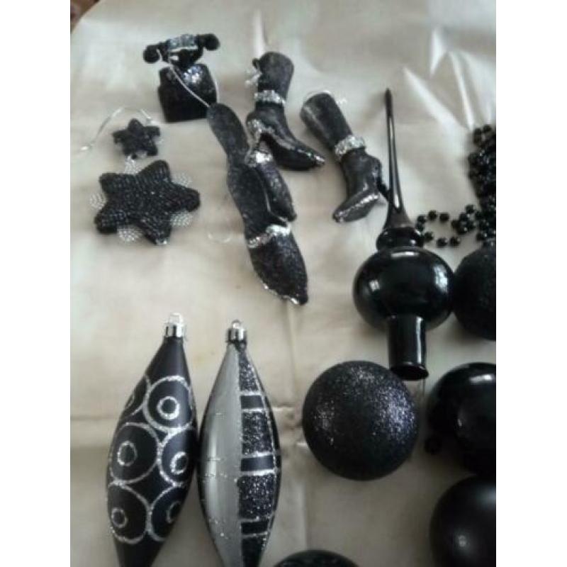 Zwarte Piek/ kerstballen /figuren en slingers
