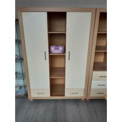 Gratis af te halen. Buro en twee kinderslaapkamer kasten.
